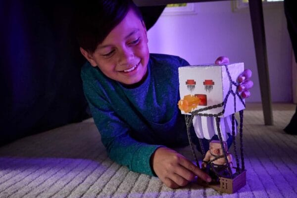 Mattel Minecraft Ghast de ataque con proyectiles Conjunto de figuras de acción con luces - Imagen 2